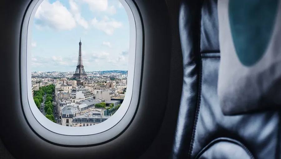 viagem para paris vista janela do avião