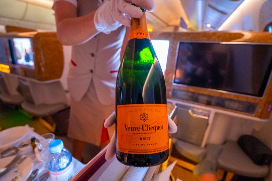Classe executiva do Emirates 777 – Veuve Clicquot Champagne