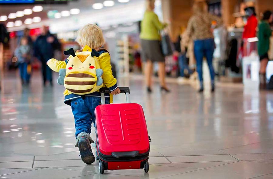 menor de idade viajando sozinho de avião