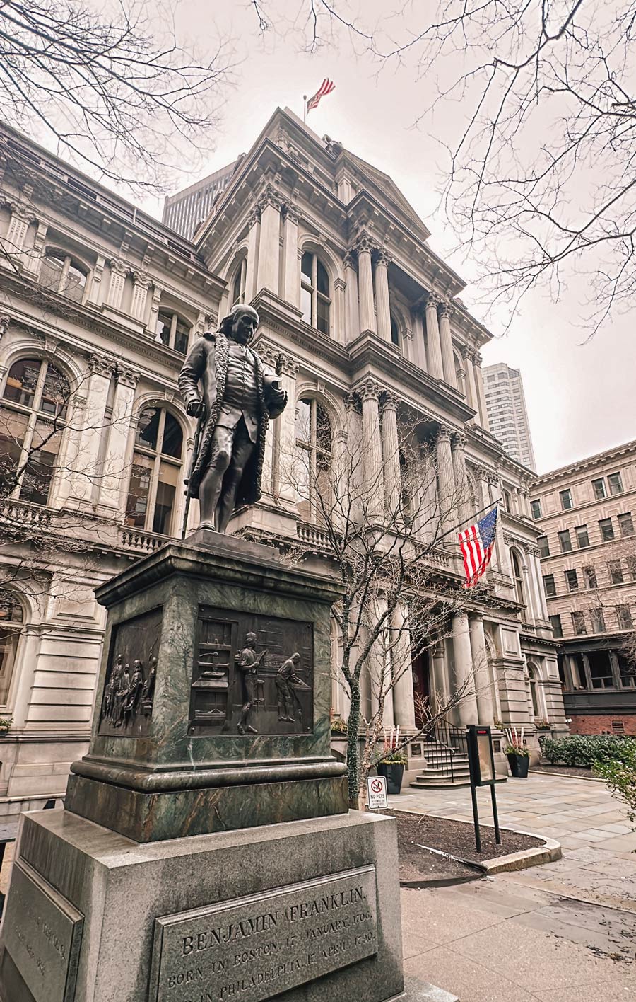 Escola Pública de Latim de Boston e Estátua de Benjamin Franklin